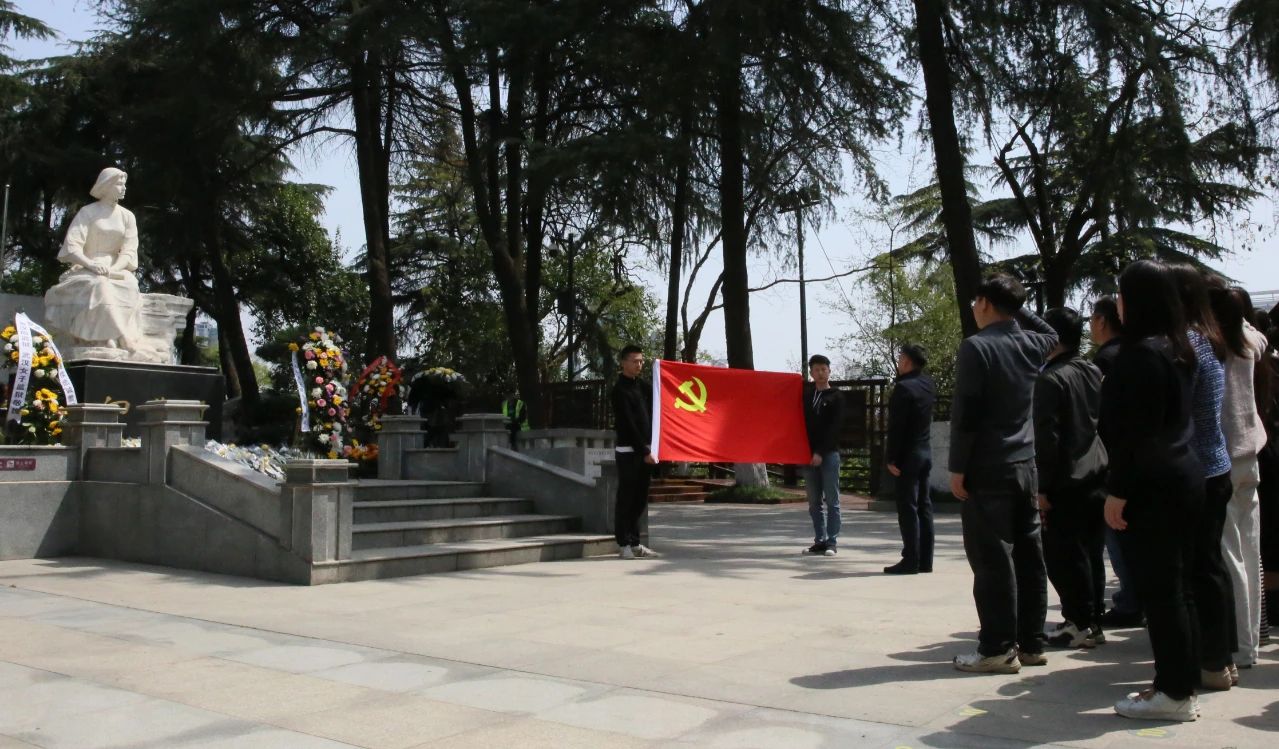 缅怀革命先烈 赓续红色精神丨好体育全站app集团党委组织开展清明祭扫主题活动